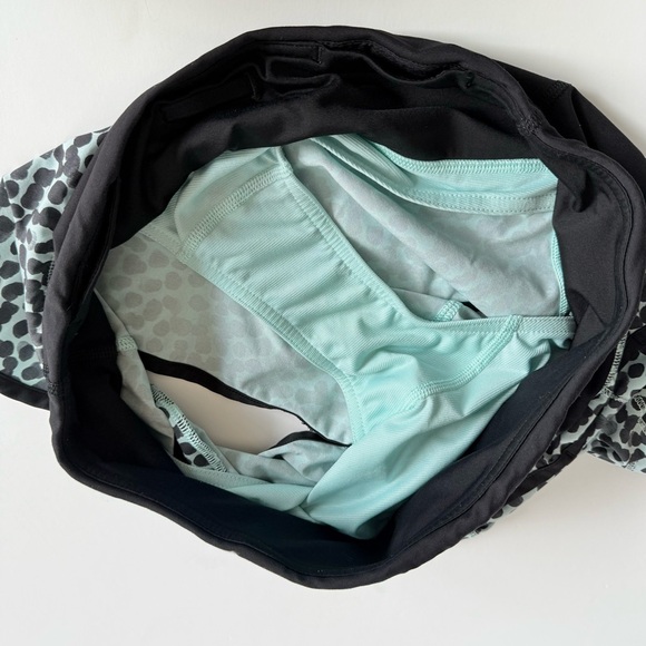 Lululemon Run Times Short *4-way Stretch Blue/Blk size 6 - Picture 6 of 6